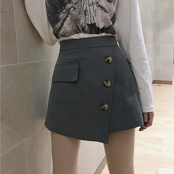 Дамски стилен пола-панталон с висока талия и декоративни копчета