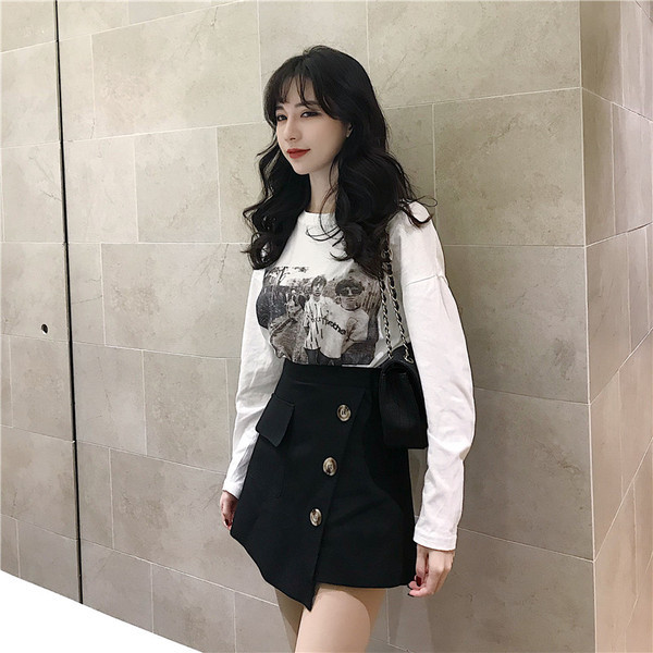 Дамски стилен пола-панталон с висока талия и декоративни копчета