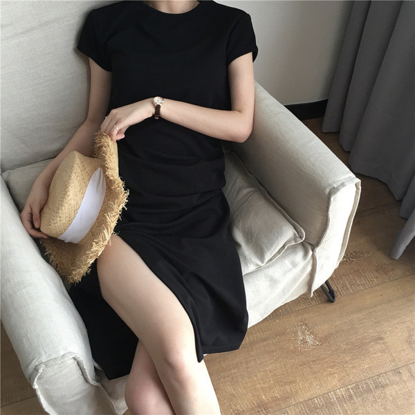 Ежедневна дамска рокля в черен цвят с цепка