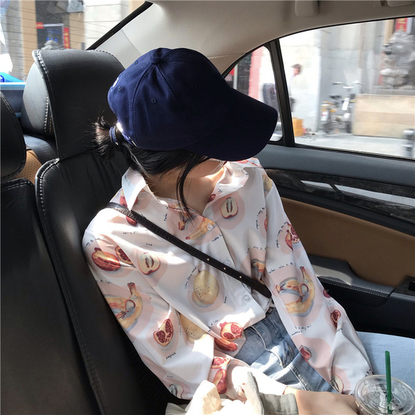 Небрежна дамска риза в бял цвят с апликации