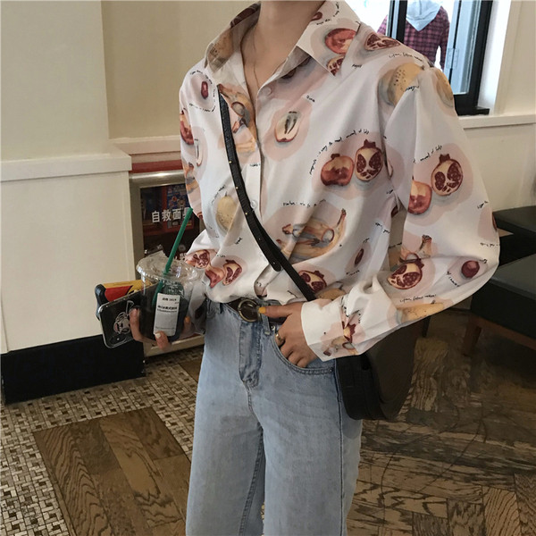 Небрежна дамска риза в бял цвят с апликации