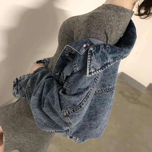 Модерно дамско дънково яке с джобове