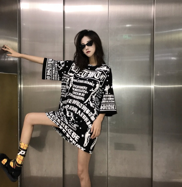 Модерна дамска рокля в черен цвят с надписи широк модел