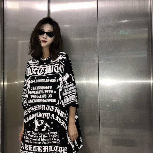 Модерна дамска рокля в черен цвят с надписи широк модел