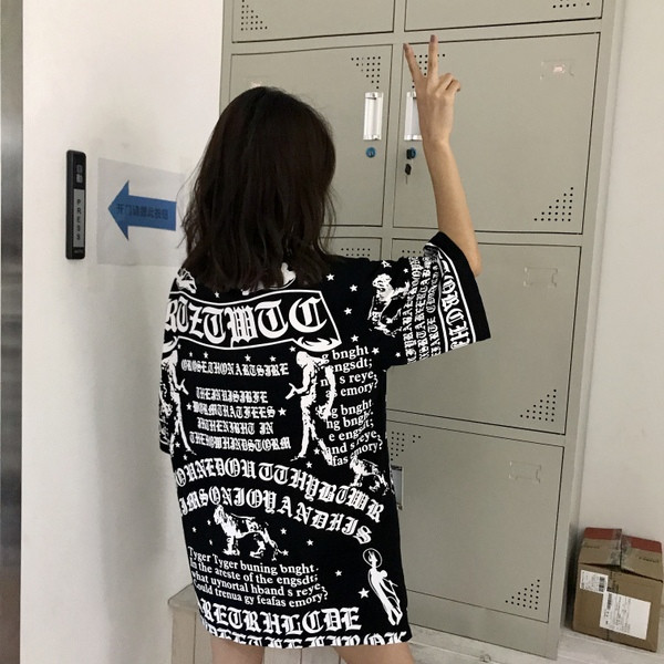 Модерна дамска рокля в черен цвят с надписи широк модел