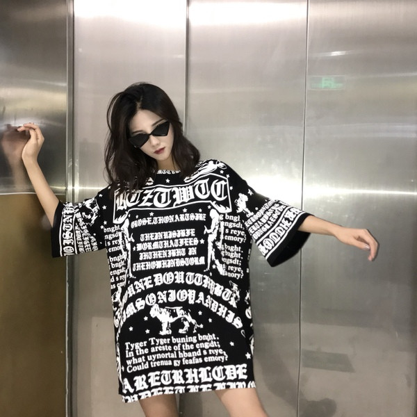 Модерна дамска рокля в черен цвят с надписи широк модел