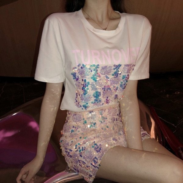 Bluză de damă modernă în alb cu paiete și inscripție