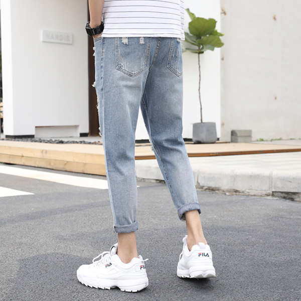 Blugi de bărbați moderni cu buzunare și motive rupte