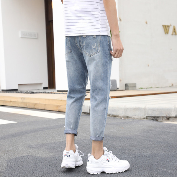 Blugi de bărbați moderni cu buzunare și motive rupte