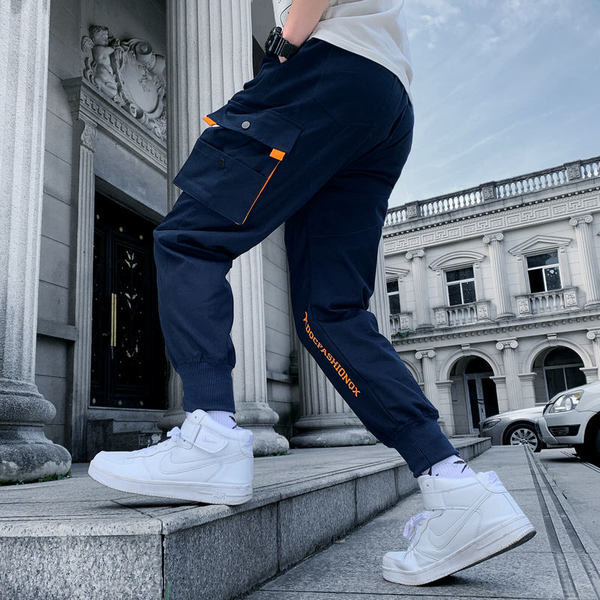 Pantaloni moderni pentru bărbați cu inscripție și buzunare