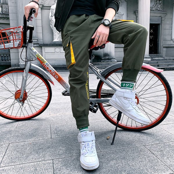 Pantaloni moderni pentru bărbați cu inscripție și buzunare