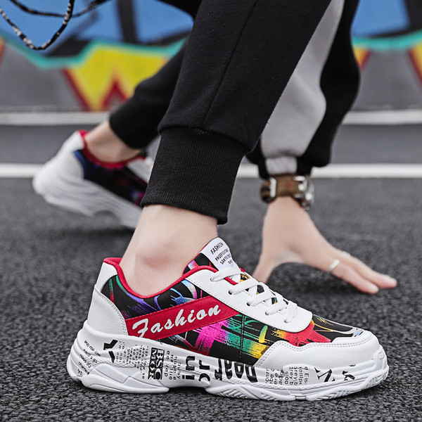 Tenisi de bărbați actuali cu model de culoare în trei culori