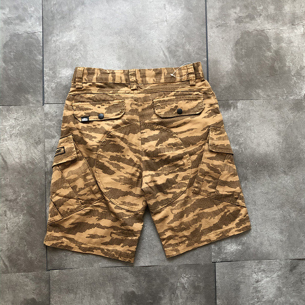 Pantaloni scurți moderni pentru bărbați cu model