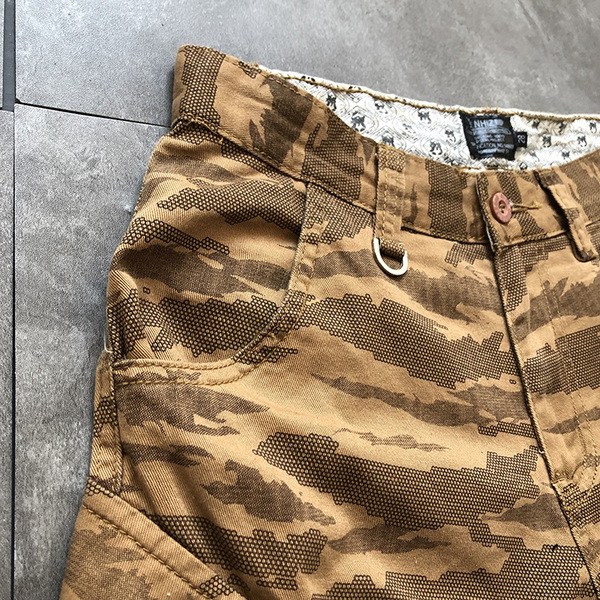 Pantaloni scurți moderni pentru bărbați cu model