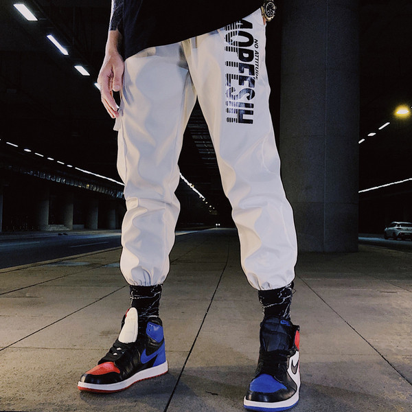 Pantaloni lungi de bărbați moderni cu o inscripție în mai multe culori