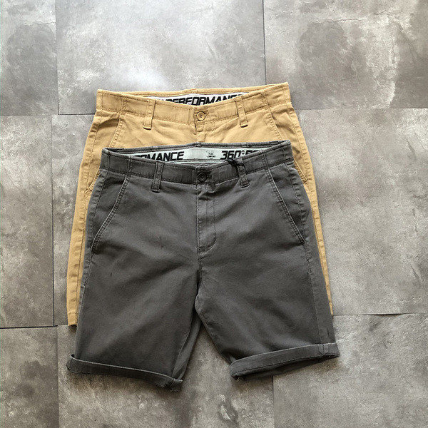 Pantaloni scurți moderni pentru bărbați în bej și gri