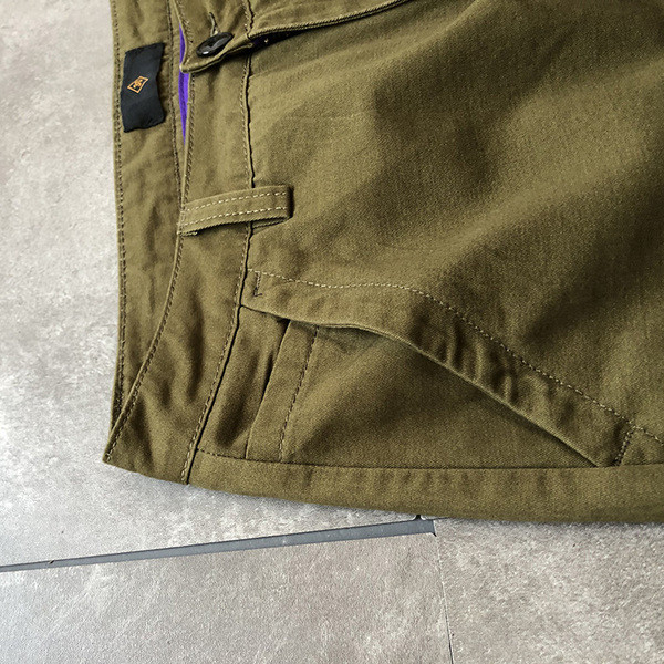 Pantaloni scurți pentru bărbați cu buzunare verzi