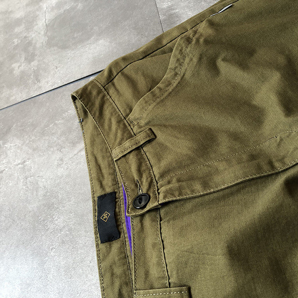 Pantaloni scurți pentru bărbați cu buzunare verzi