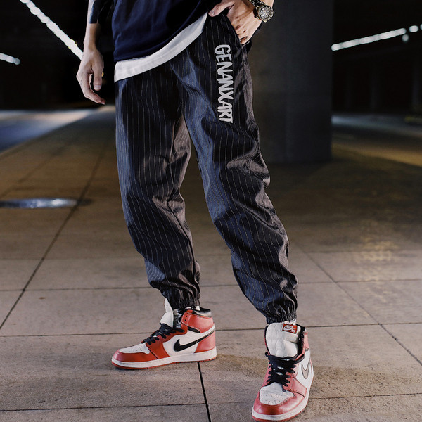 Pantaloni casual pentru bărbați în negru și verde cu inscripție