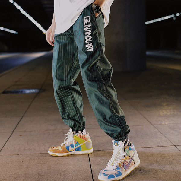 Pantaloni casual pentru bărbați în negru și verde cu inscripție