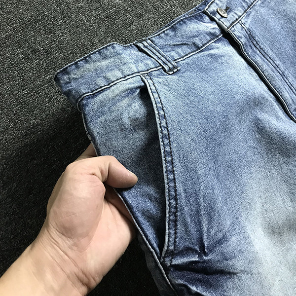 Blugi scurti casual barbatesti cu broderie in culoare deschisa