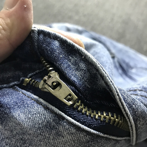 Blugi scurti casual barbatesti cu broderie in culoare deschisa