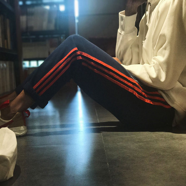 Pantaloni sport barbati cu margini in mai multe culori