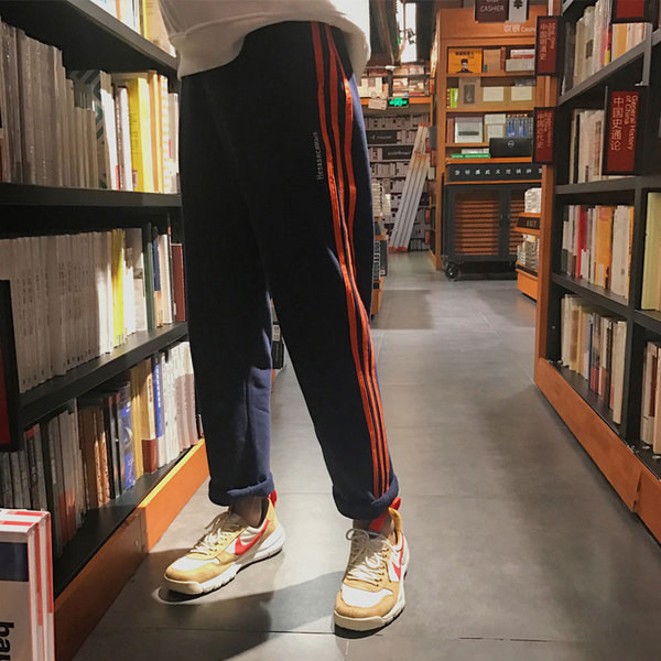 Pantaloni sport barbati cu margini in mai multe culori