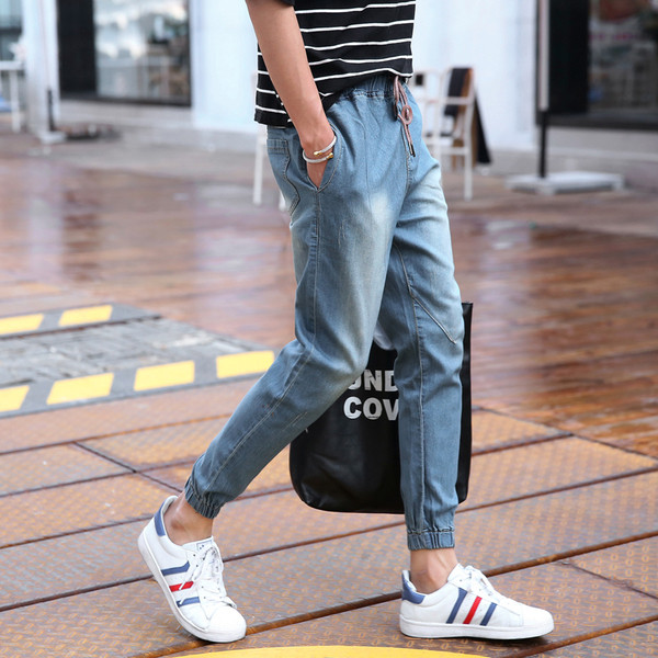 Blugi moderni de barbati de culoare deschisa cu sireturi