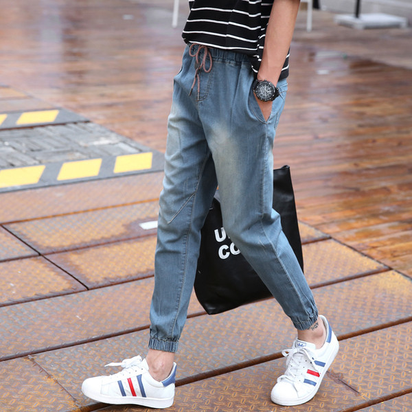 Blugi moderni de barbati de culoare deschisa cu sireturi