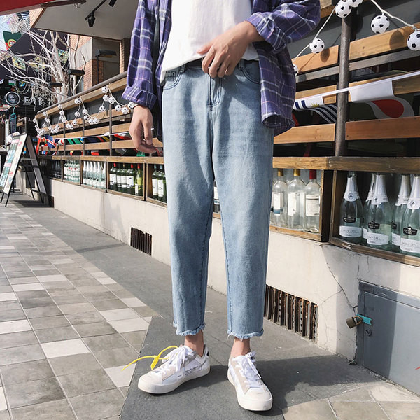 Blugi moderni pentru bărbați cu o inscripție și un motiv rupt