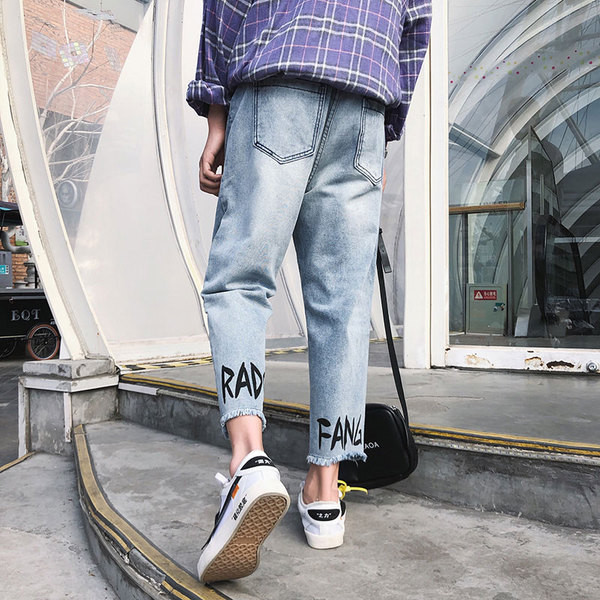 Blugi moderni pentru bărbați cu o inscripție și un motiv rupt