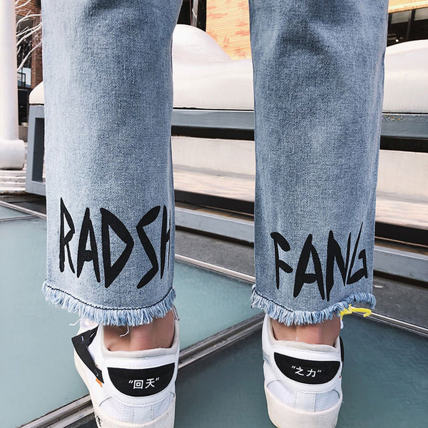 Blugi moderni pentru bărbați cu o inscripție și un motiv rupt