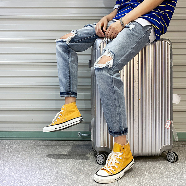 Blugi moderni pentru bărbați cu motive rupte