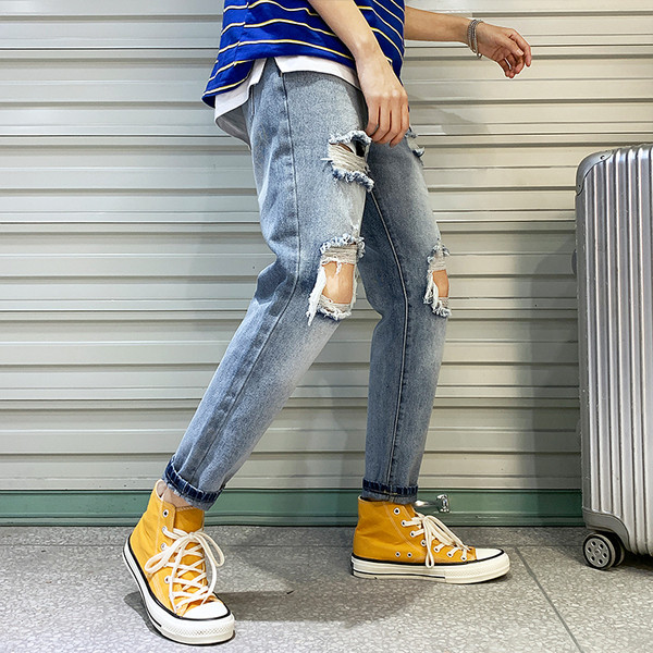 Blugi moderni pentru bărbați cu motive rupte