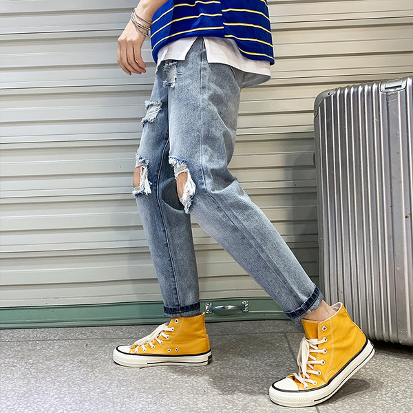 Blugi moderni pentru bărbați cu motive rupte