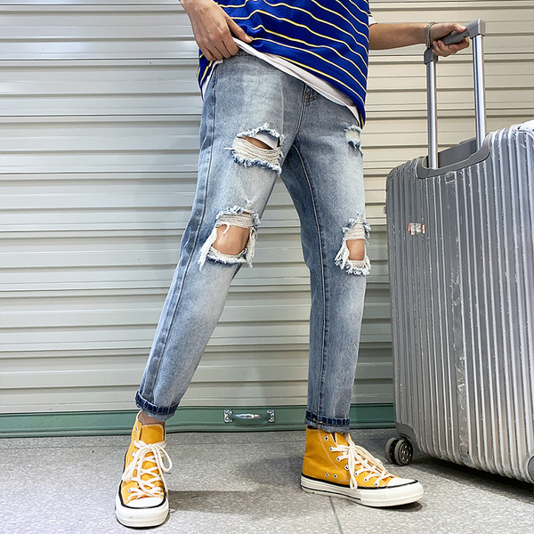 Blugi moderni pentru bărbați cu motive rupte