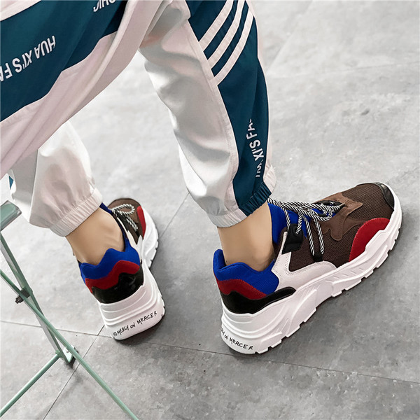 Adidasi moderni pentru barbati cu talpa inalta in negru, alb si maro