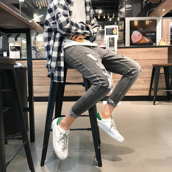 Blugi de bărbați actuali cu inscripții și motive rupte