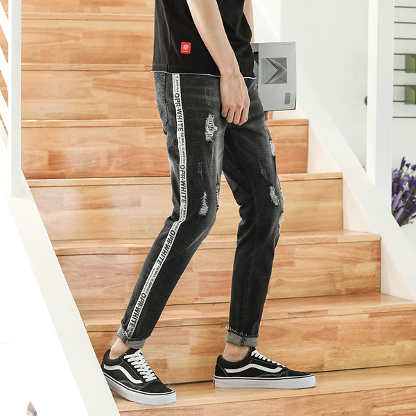 Blugi de bărbați moderni în negru cu inscripții