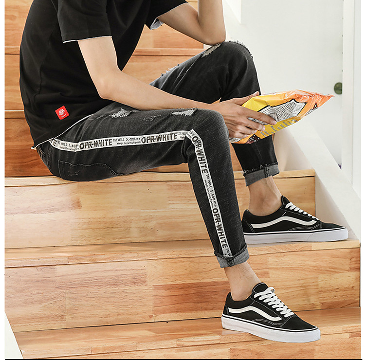 Blugi de bărbați moderni în negru cu inscripții