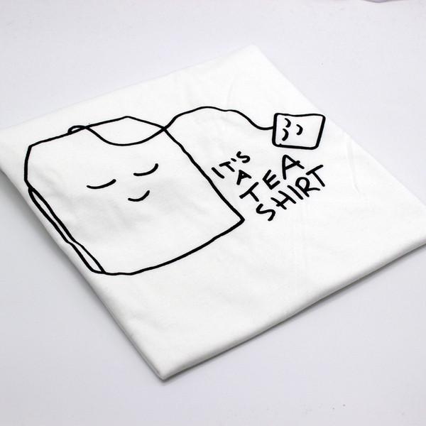 Tricou bărbătesc cu aplicație în alb, negru, gri și roșu