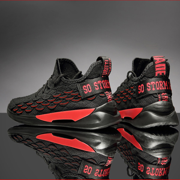 Model nou de adidași sport pentru bărbați cu inscripții în trei culori