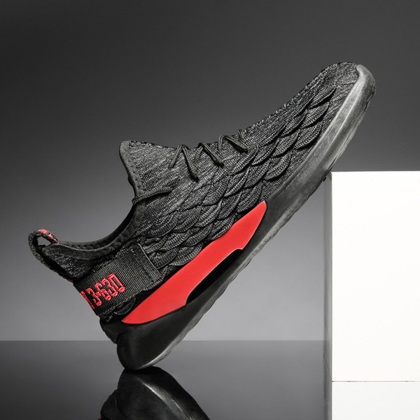 Model nou de adidași sport pentru bărbați cu inscripții în trei culori