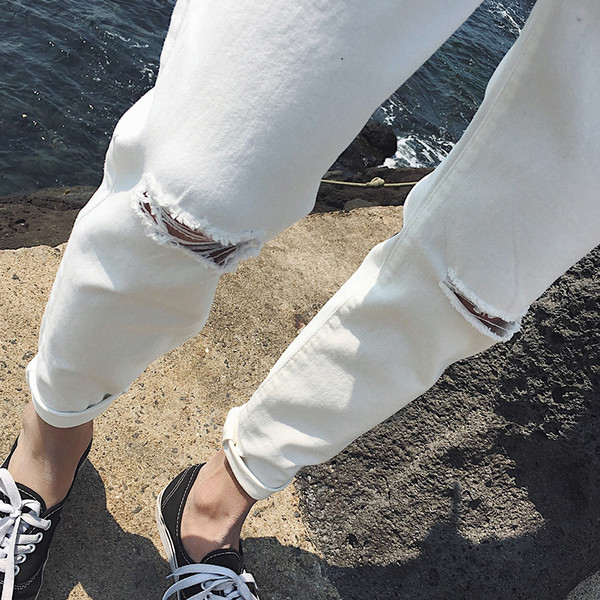 Blugi de bărbați în alb cu motive rupte