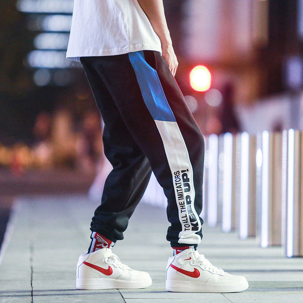 Pantaloni de bărbați sport și casual cu inscripție în două culori