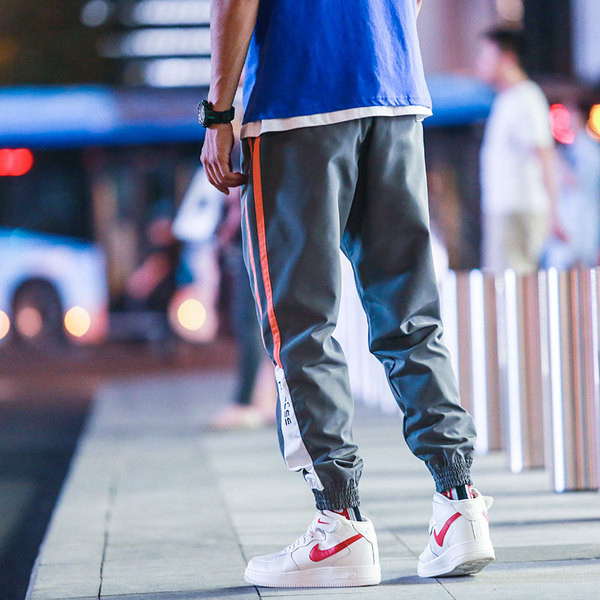 Pantaloni de bărbați sport și casual cu inscripție în două culori