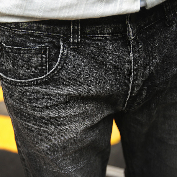 Blugi de bărbați stilați, cu buzunare și motive rupte