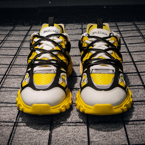 Νέο μοντέλο αθλητικά  ανδρικά πάνινα παπούτσια σε λευκό, κίτρινο και μαύρο χρώμα