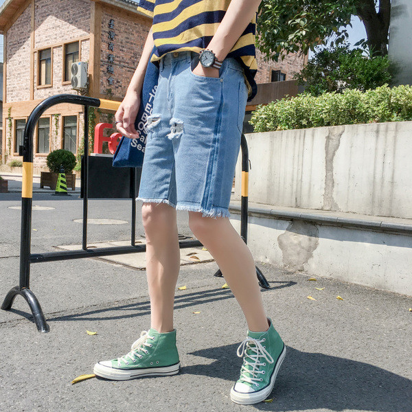 Blugi scurti pentru bărbați de culoare albastră cu motive rupte